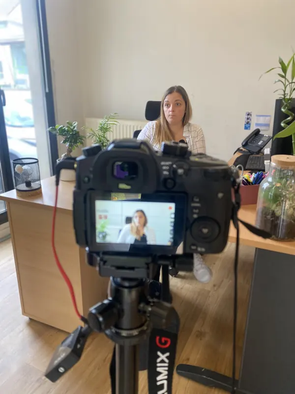 Caméra Lumix sur trépied filmant l’interview d’une agente