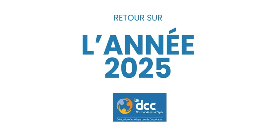 Écran titre « Retour sur l’année 2025 » avec le logo de la DCC