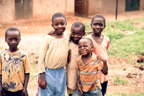 Enfants souriants, photo du hero de la landing page de collecte DCC