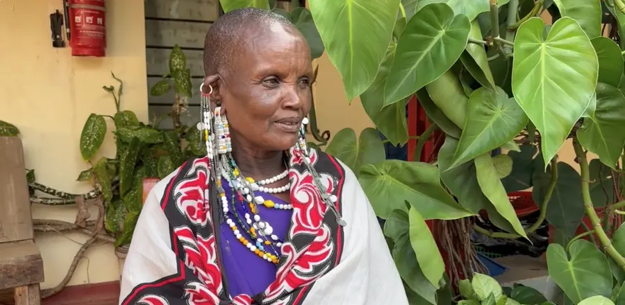 Femme massaï en tenue traditionnelle et colliers de perles, interviewée en Tanzanie