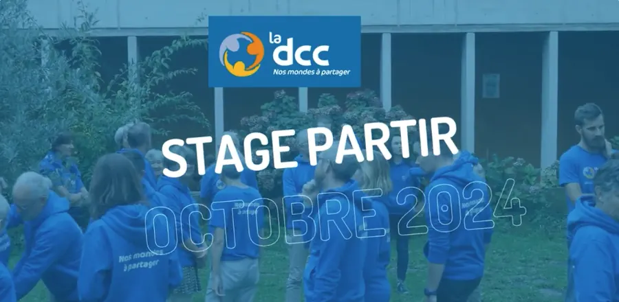 Futurs volontaires en sweats bleus de la DCC réunis dans un jardin, titre « Stage Partir, octobre 2024 »