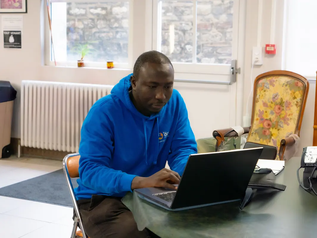 Maname Wade au travail sur son ordinateur