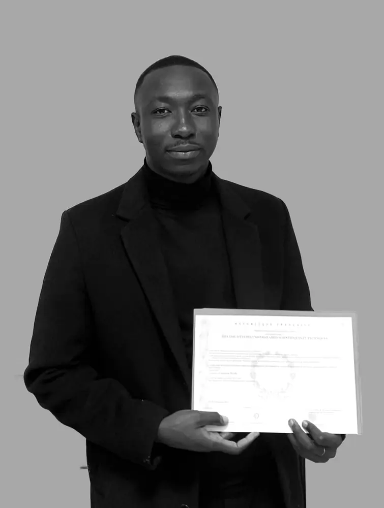 Maname Wade en noir et blanc, tenant son diplôme