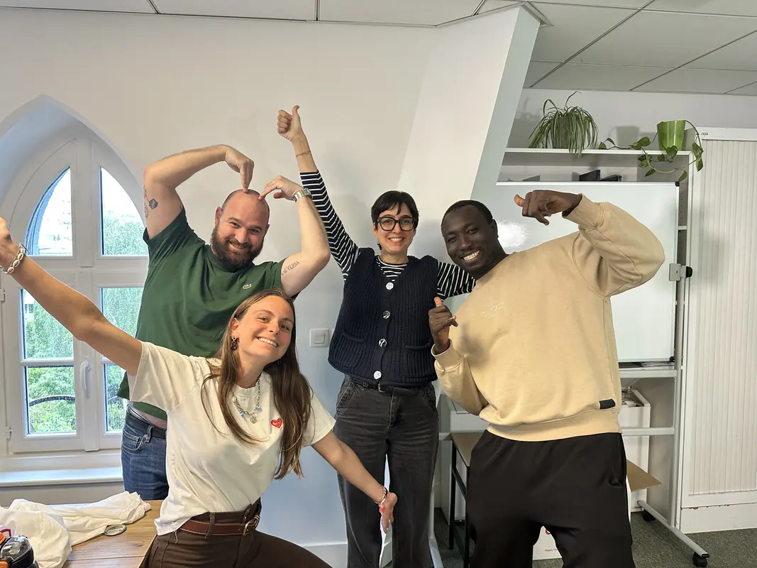 Maname Wade et l’équipe communication de la DCC, souriants au bureau