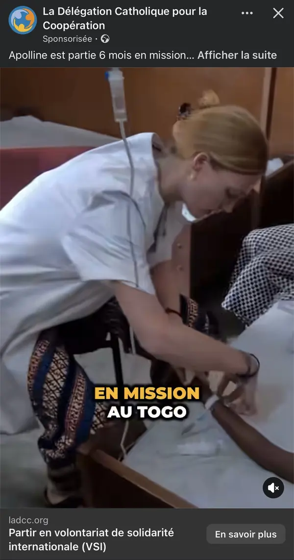 Publicité sponsorisée de la DCC : Appoline soigne un patient au Togo, avec le bouton « En savoir plus » vers la page Volontariat de solidarité internationale de ladcc.org