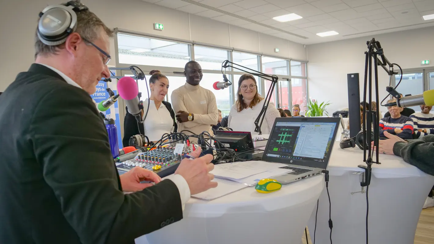 Studio d’enregistrement avec micros et table de mixage