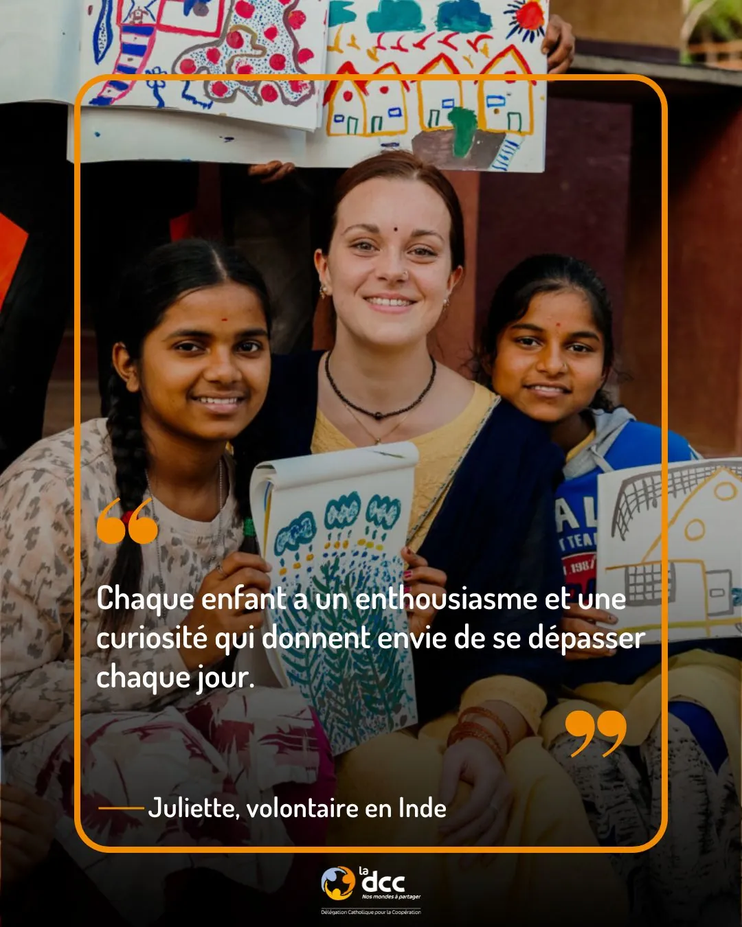 Template témoignage : Juliette, volontaire en Inde, entourée de deux jeunes filles