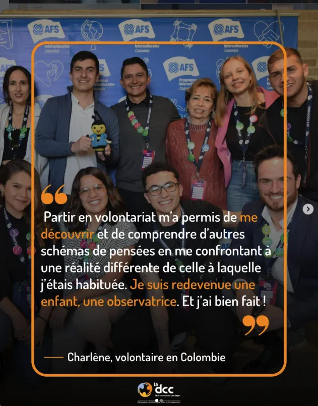 Template témoignage : photo de groupe, cadre orange, citation de Charlène, volontaire en Colombie