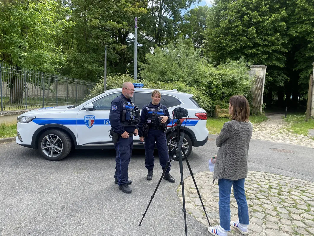 Tournage en extérieur avec deux agents de police municipale devant leur véhicule