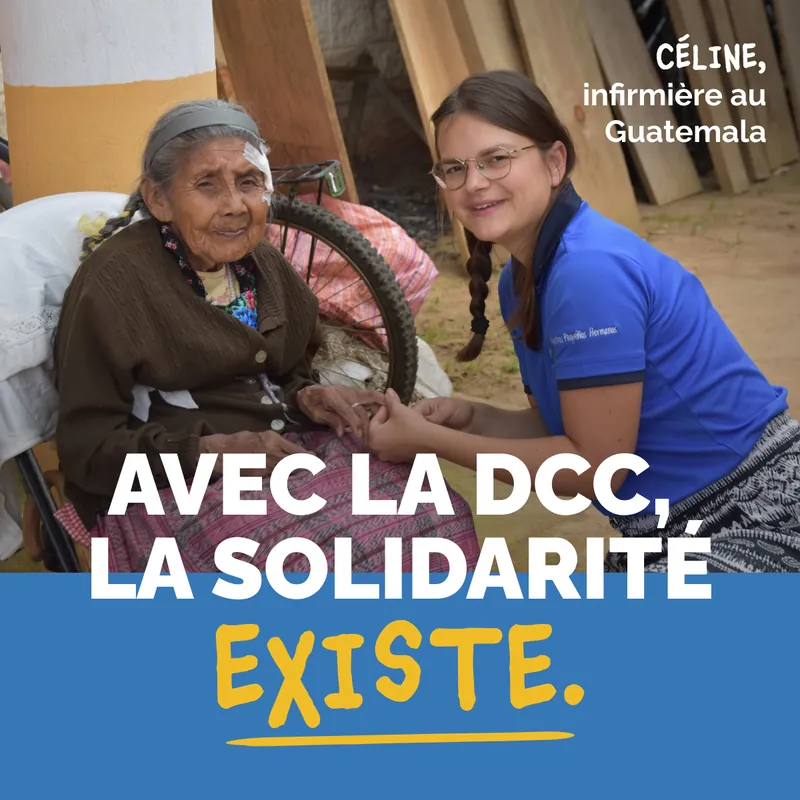 Visuel de campagne : Céline, infirmière au Guatemala, tient la main d’une femme âgée, avec le message « Avec la DCC, la solidarité existe. »