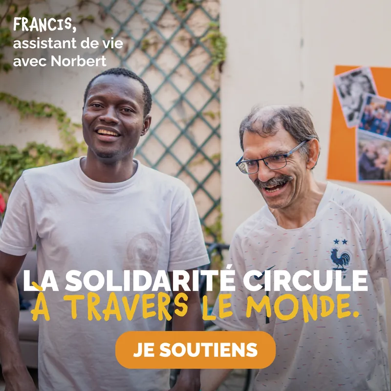 Visuel de campagne : Francis, assistant de vie, aux côtés de Norbert, avec le message « La solidarité circule à travers le monde » et le bouton « Je soutiens »
